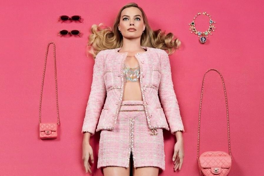 , Barbie si consola della mancata nomination con un libro illustrato con tutti i look del press tour