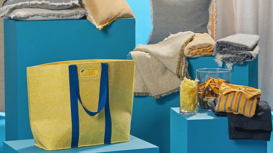 , Ikea lancia la collezione di tessili Växelbruk realizzati riciclando gli abiti del personale